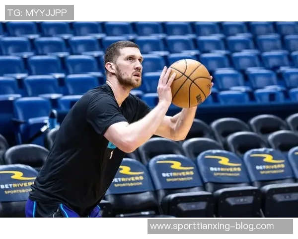 卡梅隆托马斯表现亮眼16分钟内贡献8分2板4助引关注